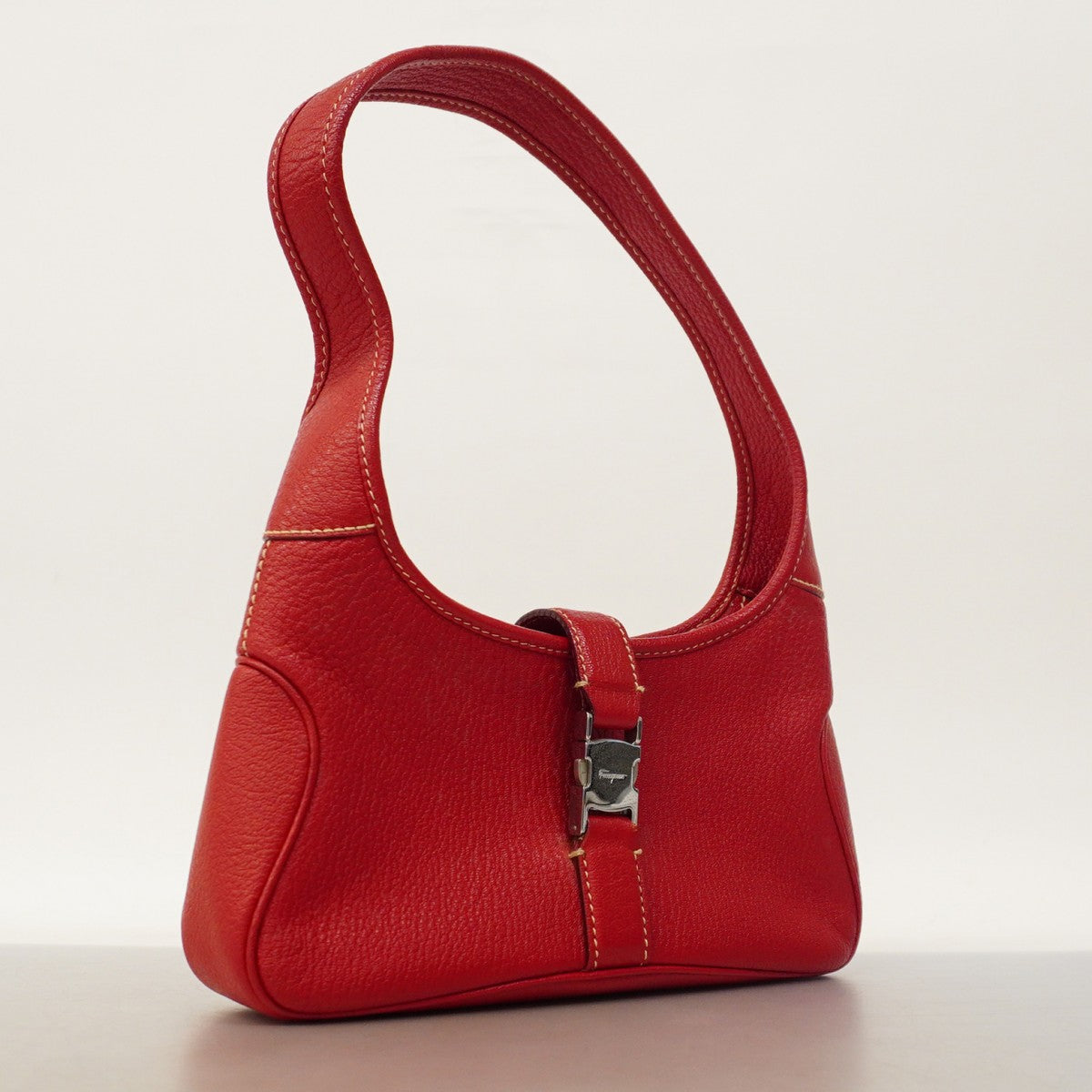 【5gd5364-h】サルヴァトーレフェラガモ ショルダーバッグ レザー レッド シルバー金具【中古】レディース