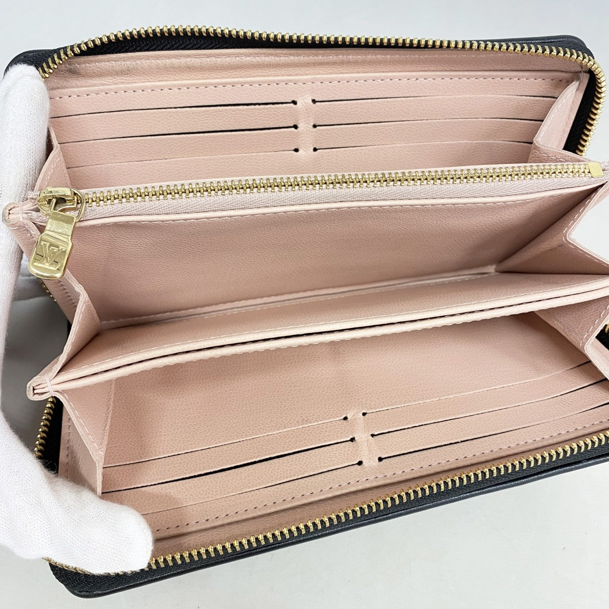 ★SALE【5ge6295-h】ルイヴィトン 長財布 モノグラム・エンボス ジッピーウォレット M12152 ブラック ピンク【中古】レディース