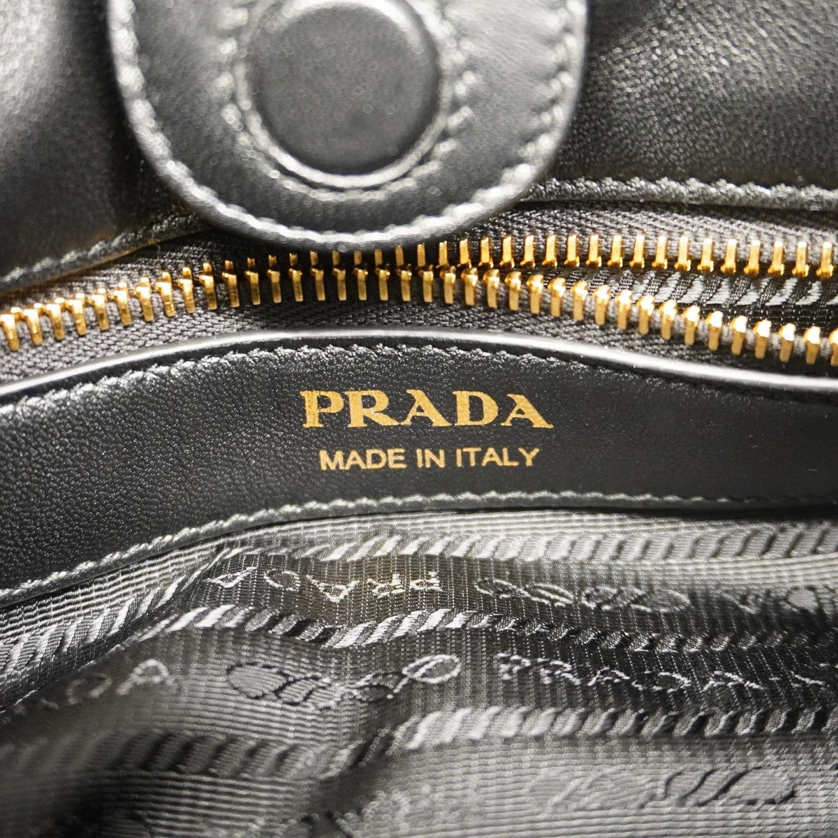 ★SALE【5ge6359-h】プラダ ショルダーバッグ レザー ブラック ゴールド金具【中古】レディース