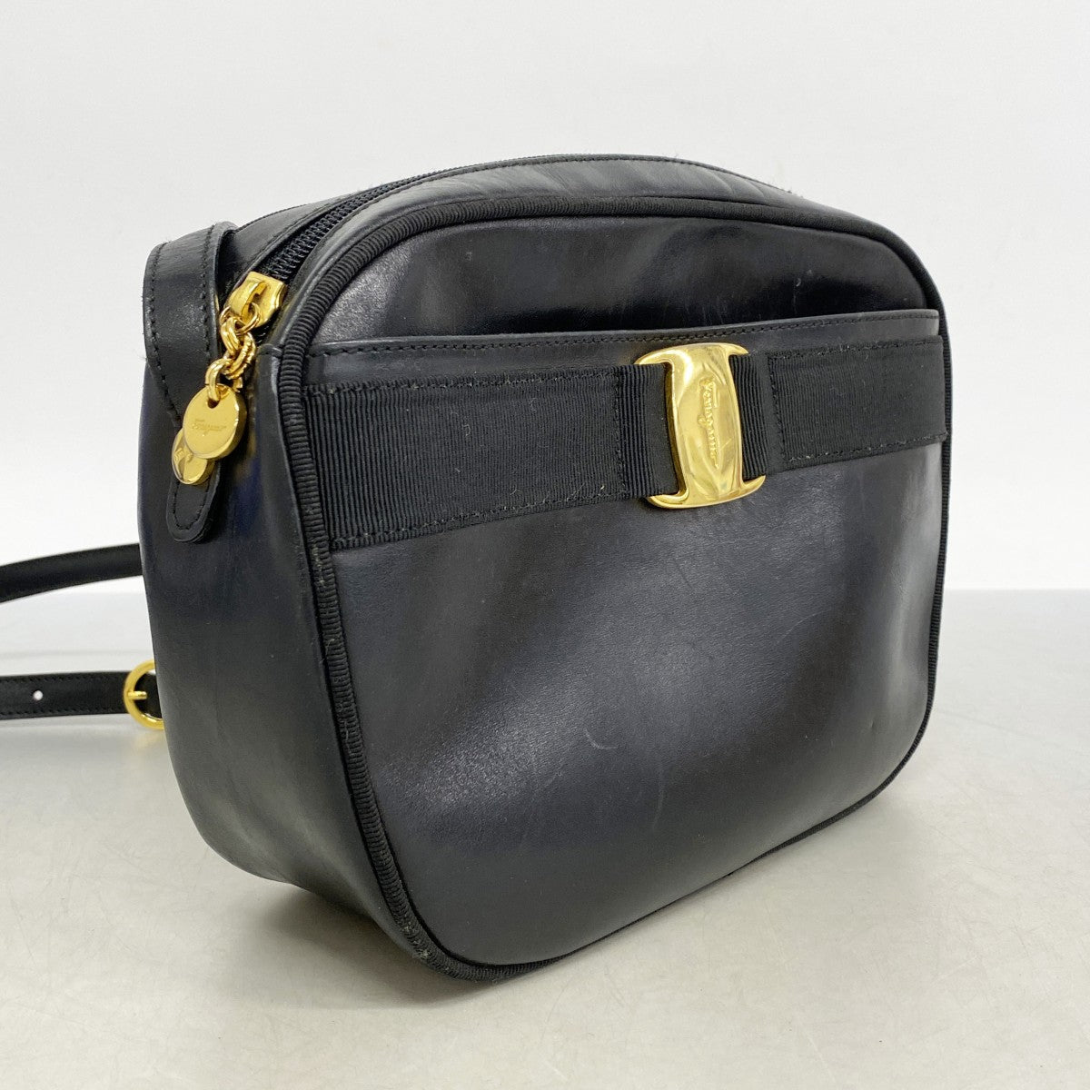 ★SALE【5he5620-h】サルヴァトーレフェラガモ ショルダーバッグ ヴァラ レザー ブラック ゴールド金具【中古】レディース