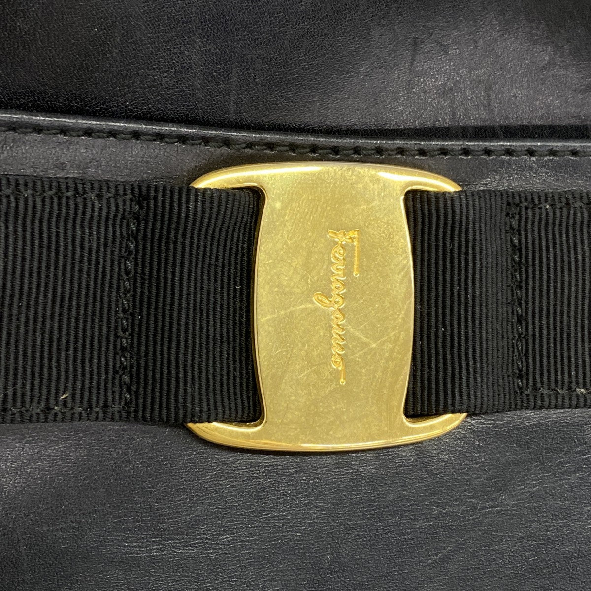★SALE【5he5620-h】サルヴァトーレフェラガモ ショルダーバッグ ヴァラ レザー ブラック ゴールド金具【中古】レディース