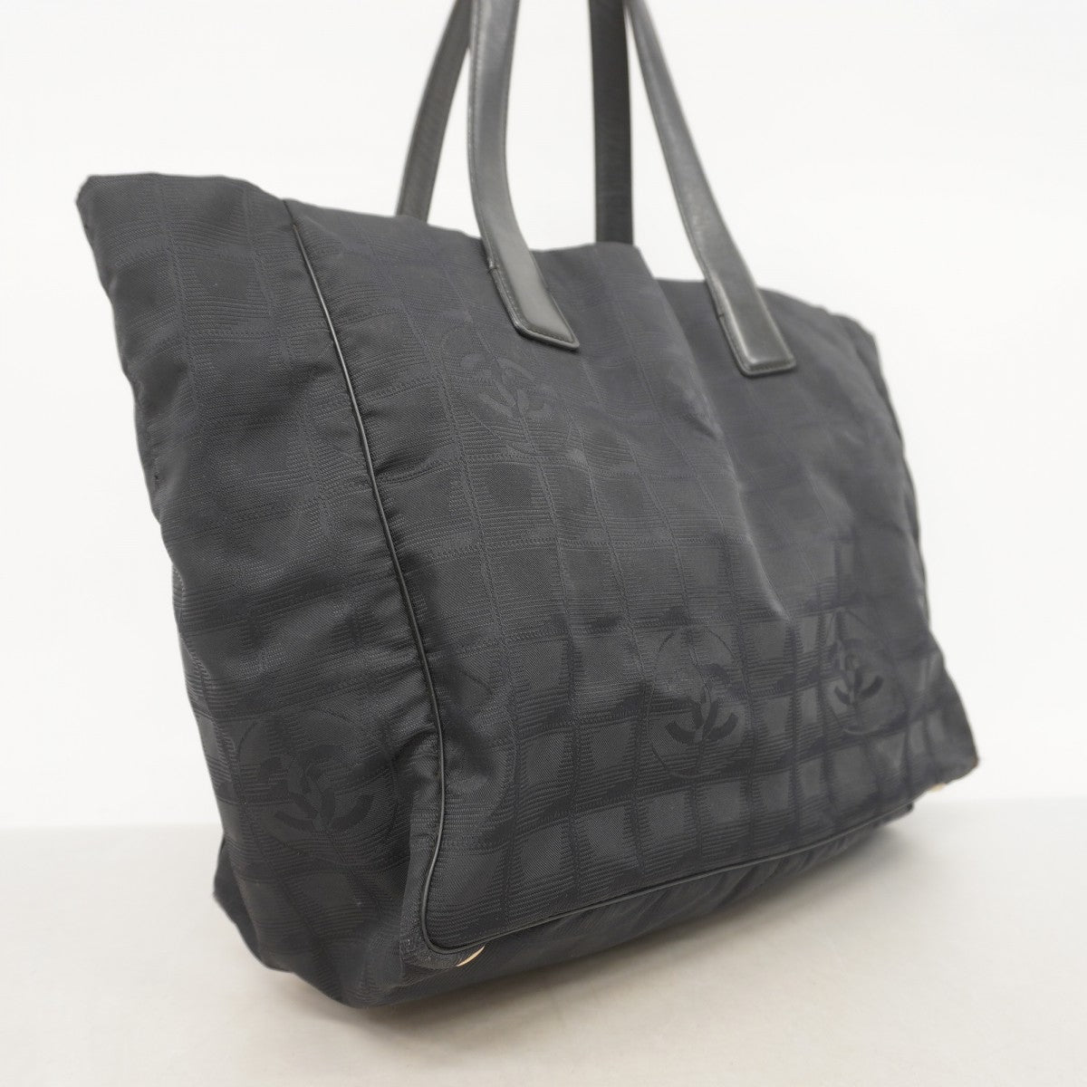 【5ia0375】シャネル トートバッグ ニュートラベル ナイロン ブラック シャンパンゴールド金具【中古】レディース