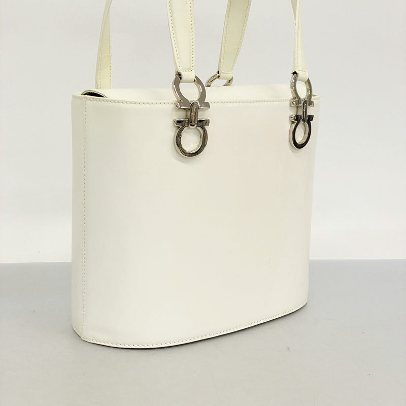 【5me5710】サルヴァトーレフェラガモ ハンドバッグ ガンチーニ レザー ホワイト シルバー金具 2wayバッグ【中古】レディース