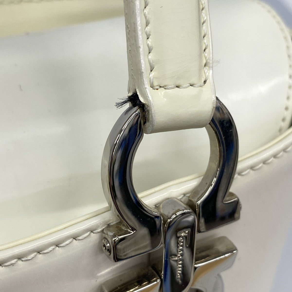 【5me5710】サルヴァトーレフェラガモ ハンドバッグ ガンチーニ レザー ホワイト シルバー金具 2wayバッグ【中古】レディース