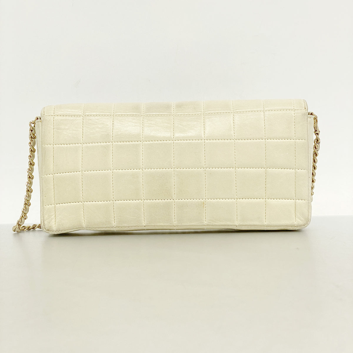 【6hc2257-k】シャネル ショルダーバッグ チョコバー チェーンショルダー ラムスキン ベージュ ゴールド金具【中古】レディース