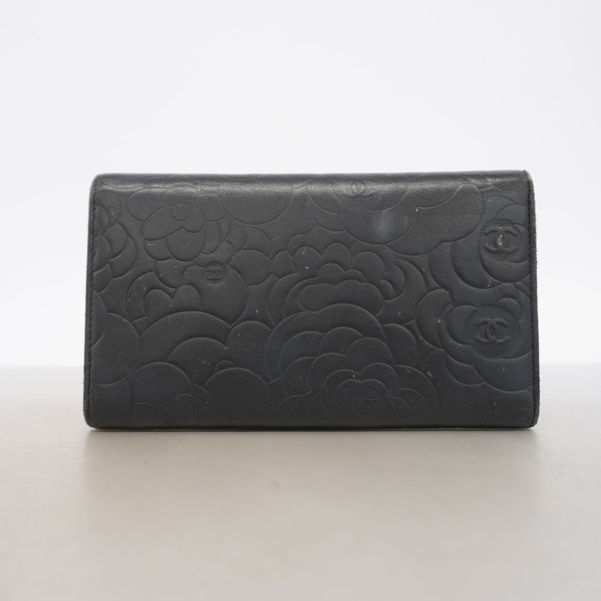 【6hc2875】シャネル 三つ折り長財布 カメリア ラムスキン ブラック シルバー金具【中古】レディース