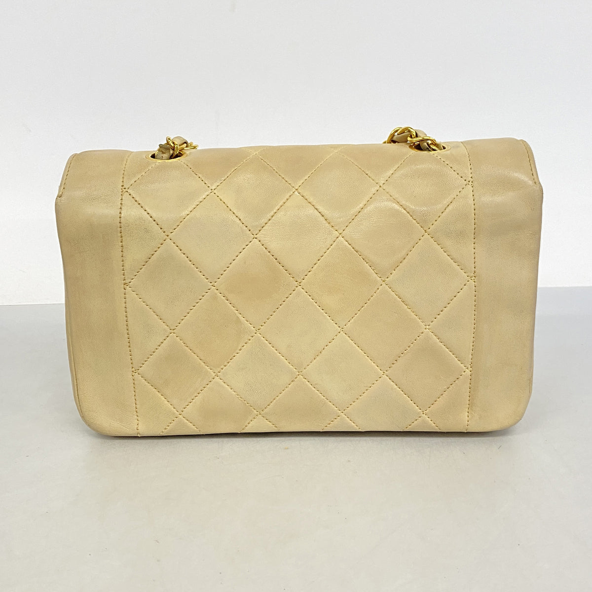 【6he5445】シャネル ショルダーバッグ ダイアナ チェーンショルダー ラムスキン ベージュ ゴールド金具【中古】レディース