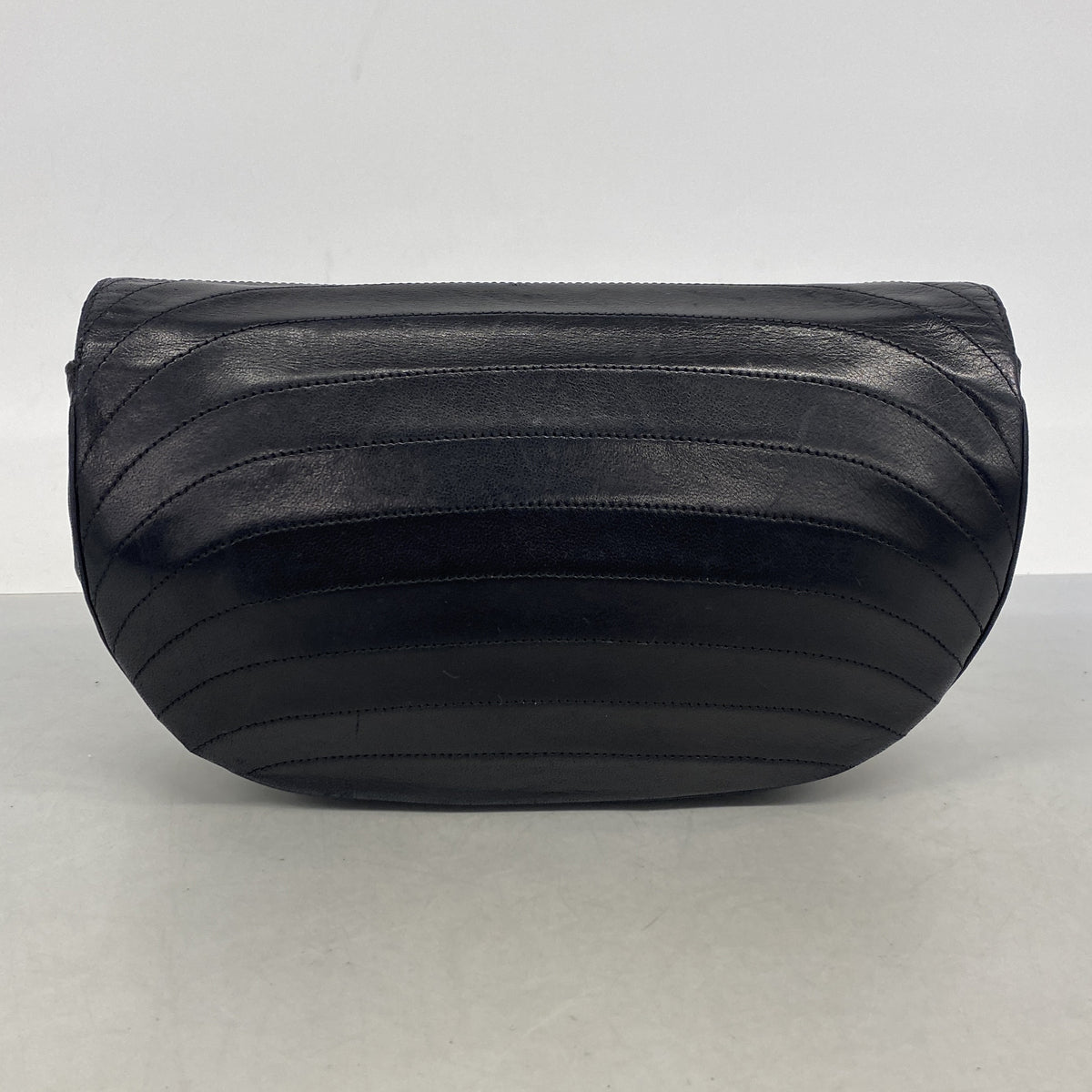 【6ib1997】シャネル ショルダーバッグ チェーンショルダー ハーフムーン ラムスキン ブラック ゴールド金具【中古】レディース