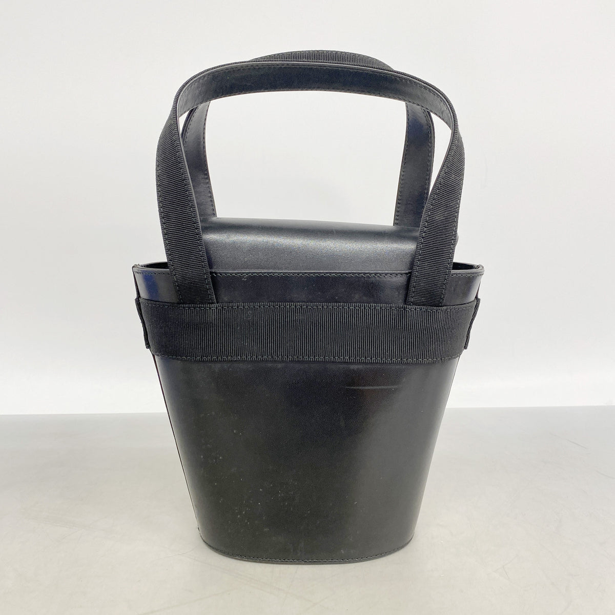 【6ic4324】サルヴァトーレフェラガモ ハンドバッグ ヴァラ レザー ブラック ゴールド金具【中古】レディース