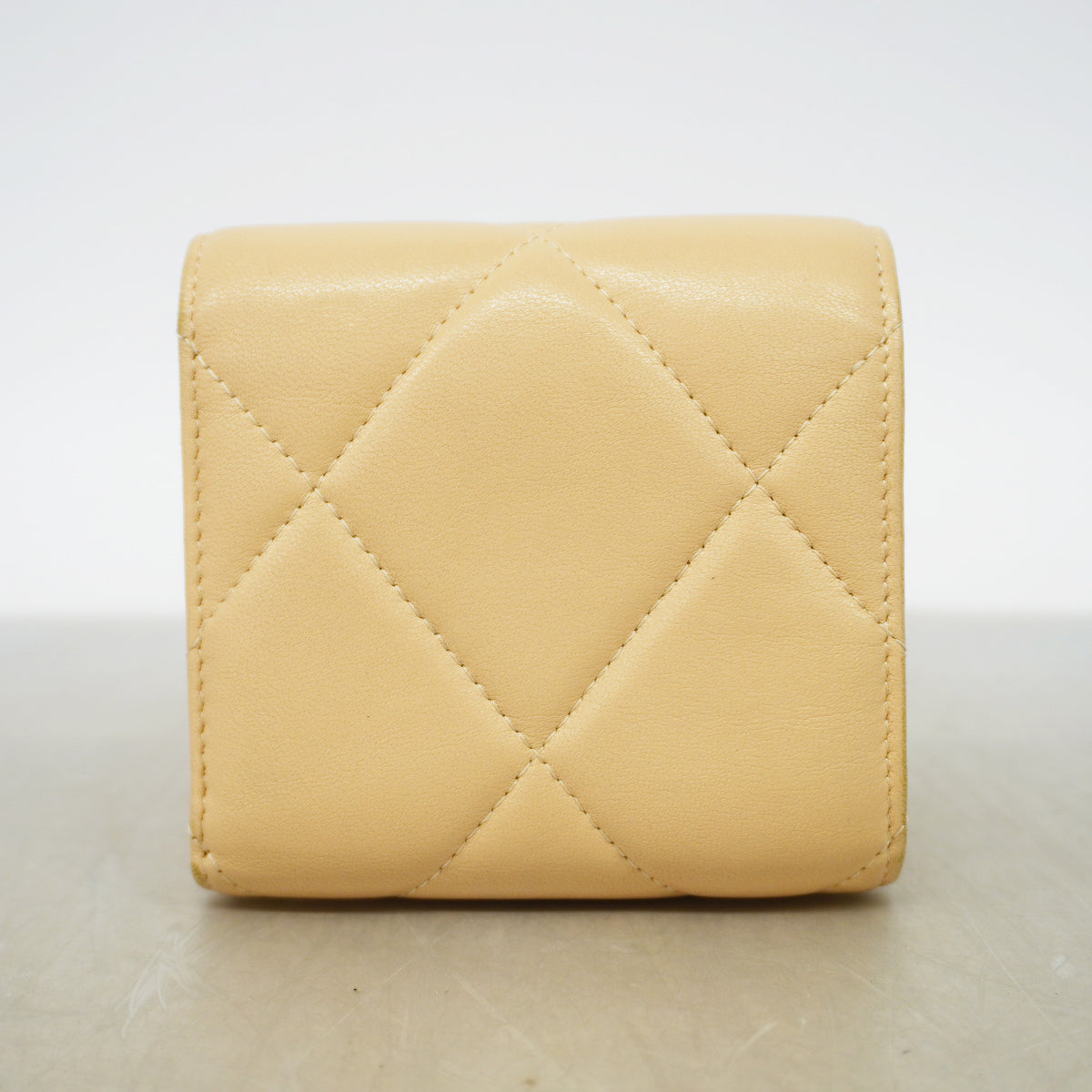 【6id6362】シャネル 三つ折り財布 シャネル19 ラムスキン ベージュ ゴールド金具【中古】レディース