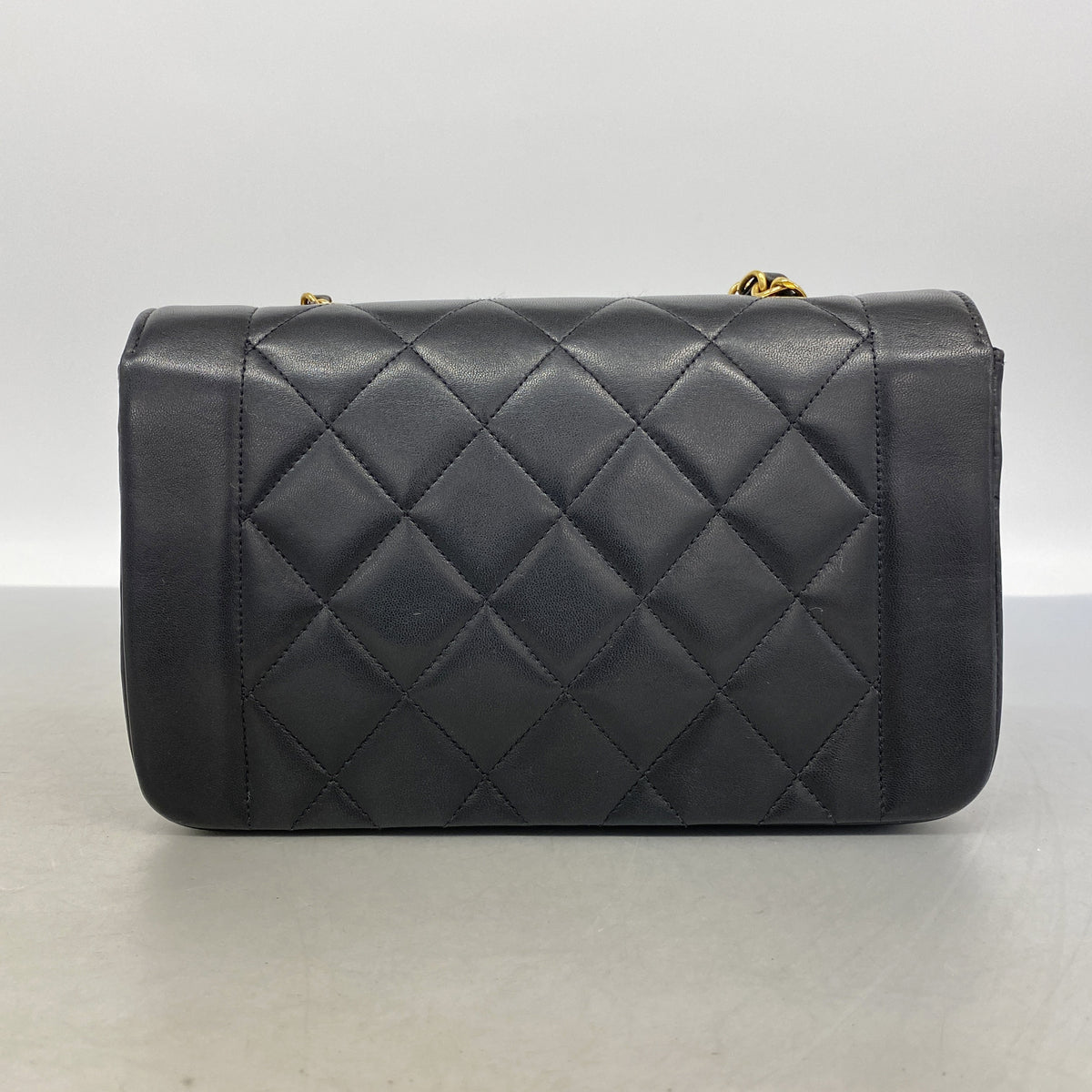 【6ie7342-h】シャネル ショルダーバッグ ダイアナ チェーンショルダー ラムスキン ブラック ゴールド金具【中古】レディース