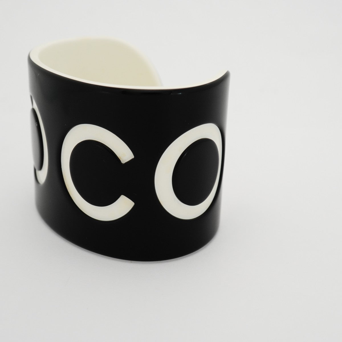 ★最終価格【6jdb0444-k】シャネル バングル COCOロゴ プラスチック ホワイト ブラック【中古】レディース