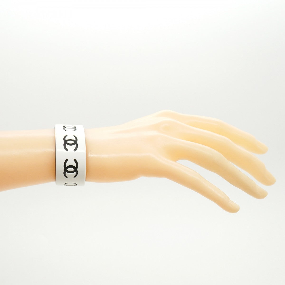 【6jfb0745】シャネル バングル ココマーク プラスチック ホワイト ブラック【中古】レディース