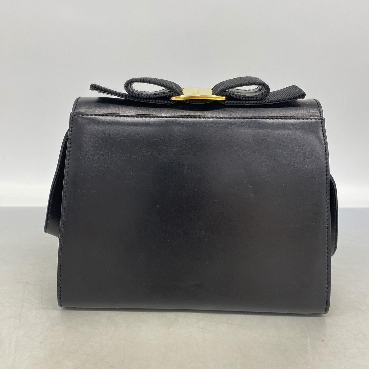 【6kc2055】サルヴァトーレフェラガモ ショルダーバッグ ヴァラ レザー ブラック ゴールド金具【中古】レディース