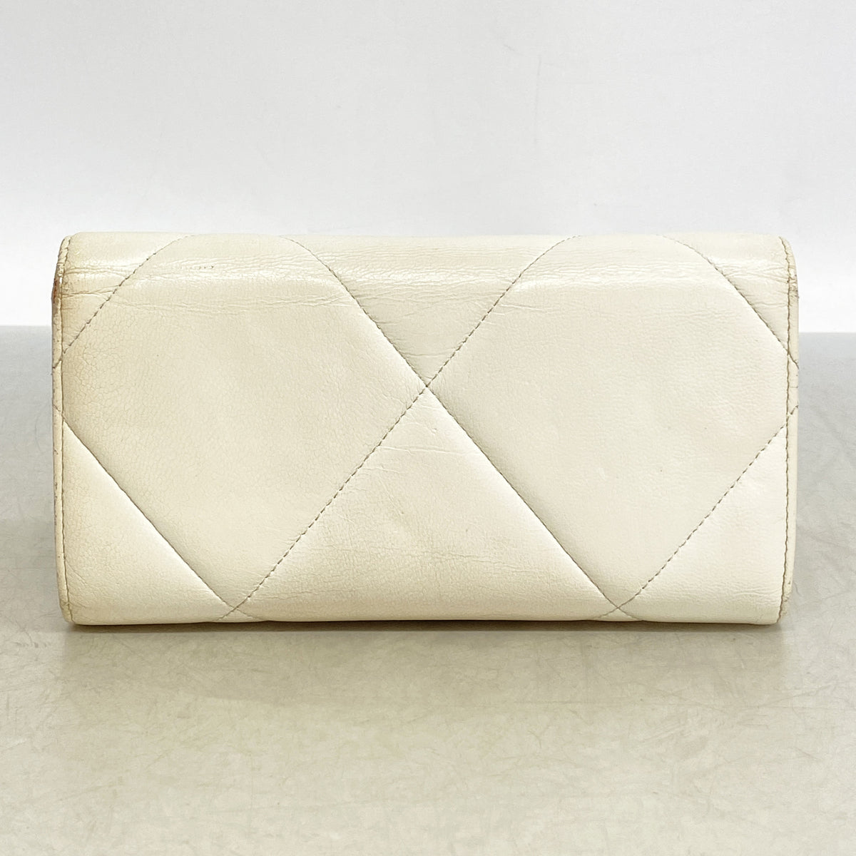 【6kd3505】シャネル 長財布 シャネル19 ラムスキン ホワイト ゴールド金具【中古】レディース
