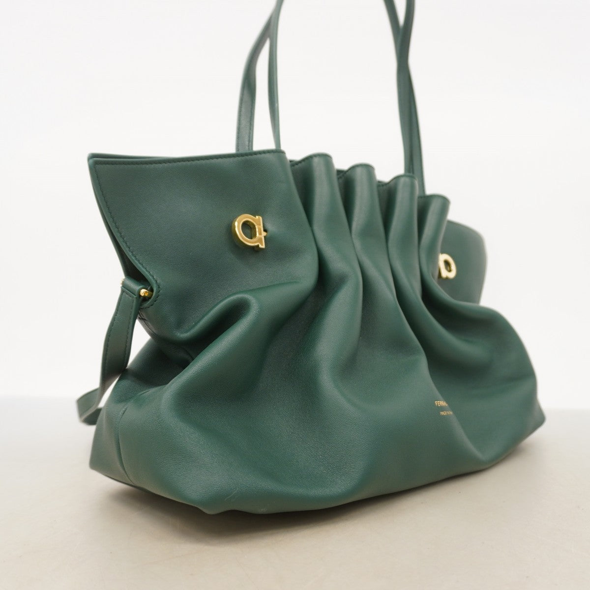 フェラガモ Ferragamo ショルダーバック グリーン ゴールドチ フェラガモ Ferragamo ショルダーバック グリーン ゴールドチ
