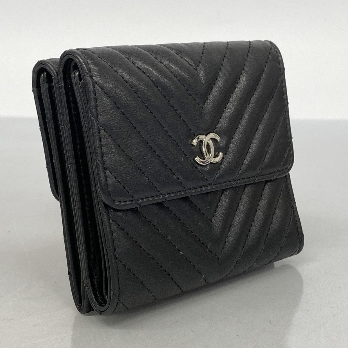 【5he4929-h】シャネル 三つ折り財布 Vステッチ ラムスキン ブラック シルバー金具【中古】レディース