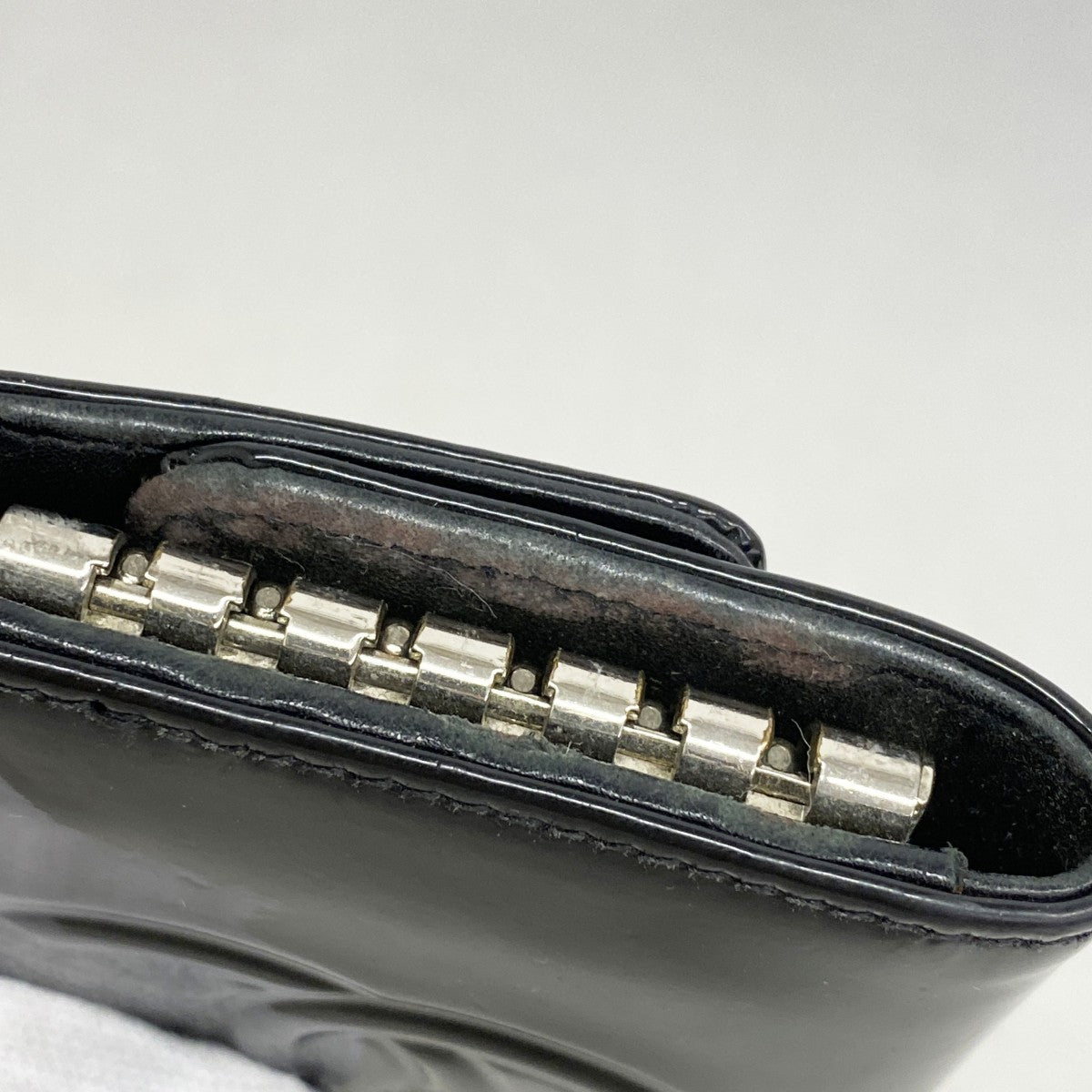 ★SALE【5he5490-h】シャネル キーケース カメリア パテントレザー ブラック シルバー金具【中古】レディース