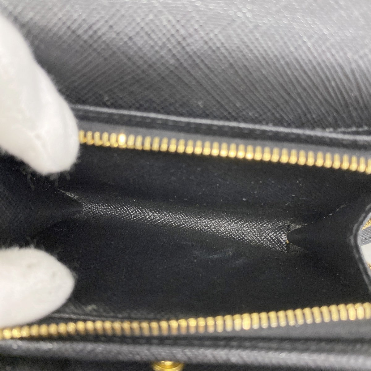 【5he5505-h】プラダ 三つ折り財布 サフィアーノ レザー ブラック ゴールド金具【中古】レディース