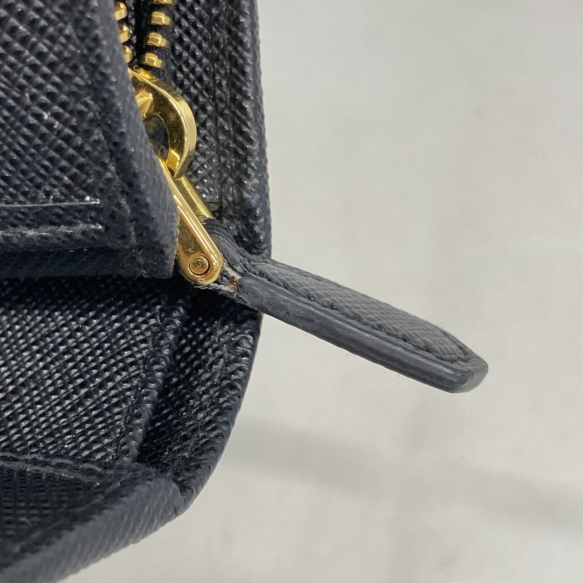 【5he5505-h】プラダ 三つ折り財布 サフィアーノ レザー ブラック ゴールド金具【中古】レディース