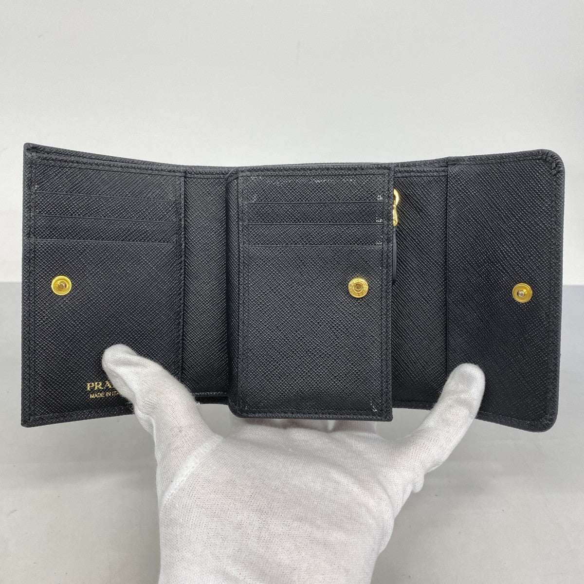 【5he5505-h】プラダ 三つ折り財布 サフィアーノ レザー ブラック ゴールド金具【中古】レディース