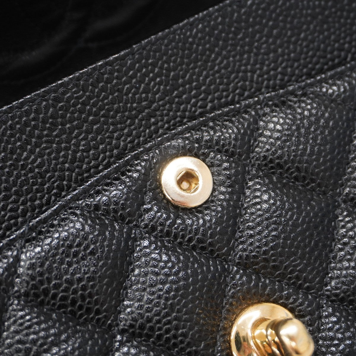 【5ib1297-h】シャネル ショルダーバッグ マトラッセ Wフラップ Wチェーン キャビアスキン ブラック ゴールド金具【中古】レディース