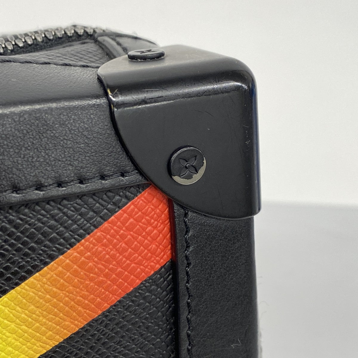 【5ib2363】ルイヴィトン ショルダーバッグ タイガ ソフトトランク M30341 ノワール/レインボー【中古】メンズ