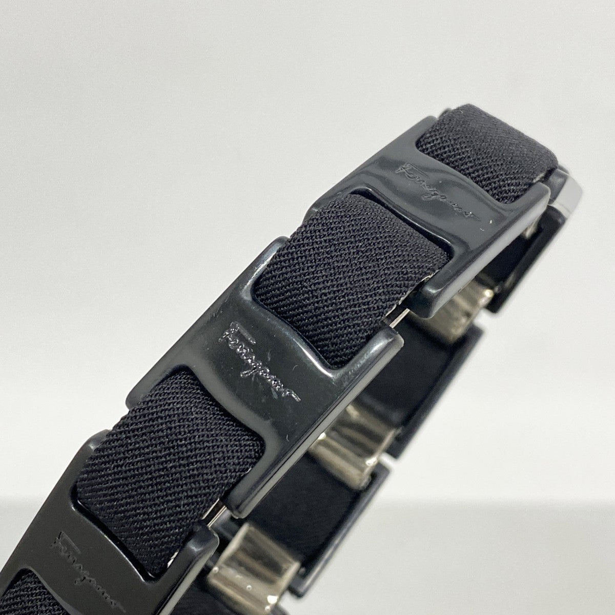 【5ib2671-h】サルヴァトーレフェラガモ ショルダーバッグ ヴァラ ナイロンキャンバス ブラック シルバー金具【中古】レディース