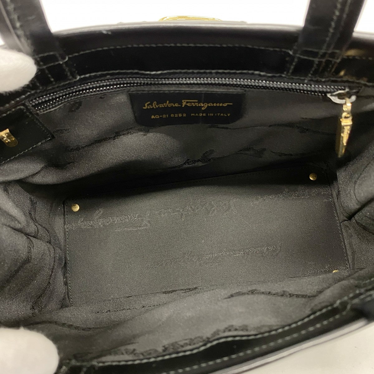 【5ic3075】サルヴァトーレフェラガモ ハンドバッグ ヴァラ レザー ブラック ゴールド金具【中古】レディース