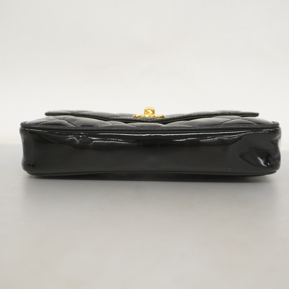 【5ie5972-h】シャネル ポーチ マトラッセ パテントレザー ブラック ゴールド金具【中古】レディース