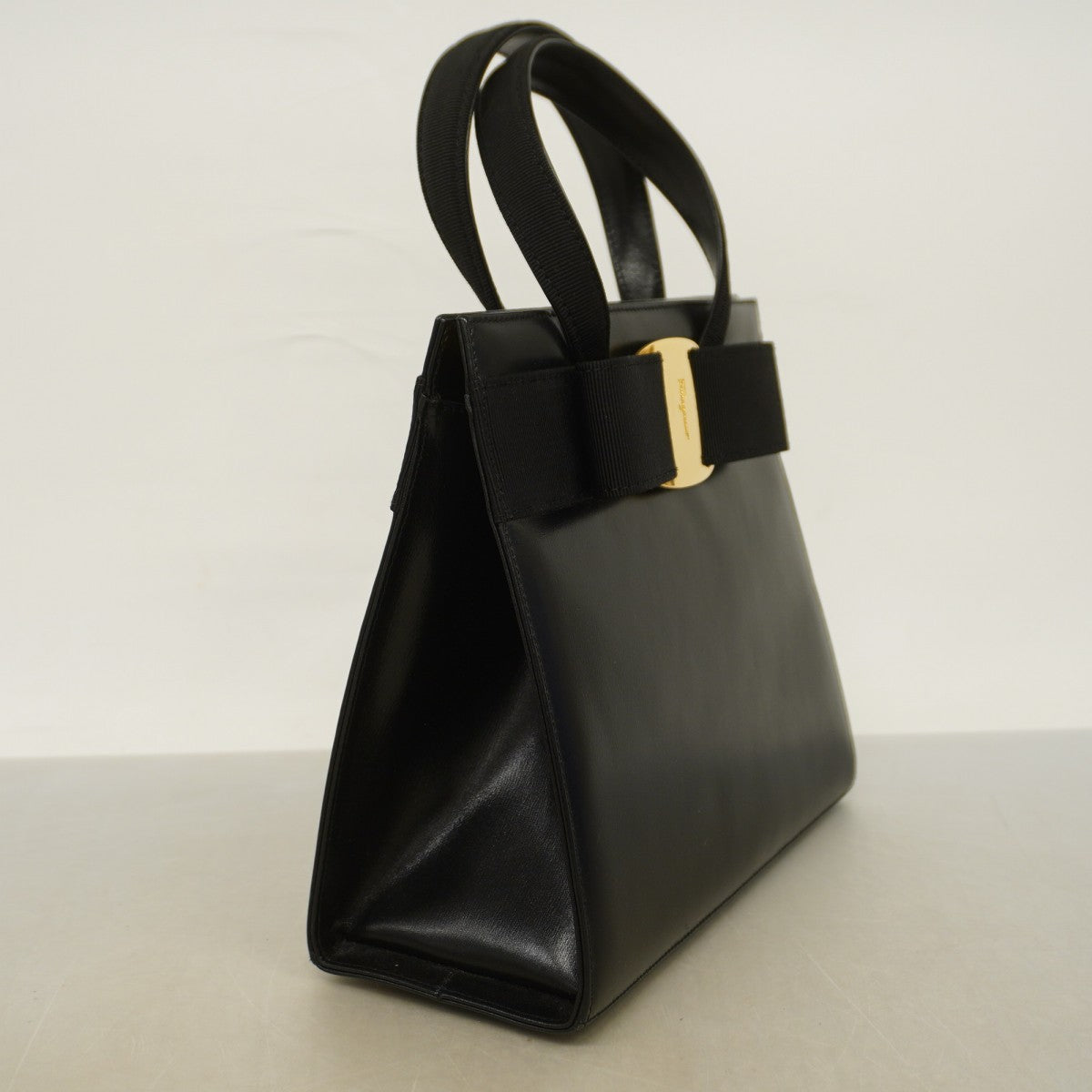 【Salvatore Ferragamo】ハンドバッグ　ゴールド金具　ブラック. フェラガモヴァラリボン 2WAYバッグ 黒 ゴールド金具 レディース