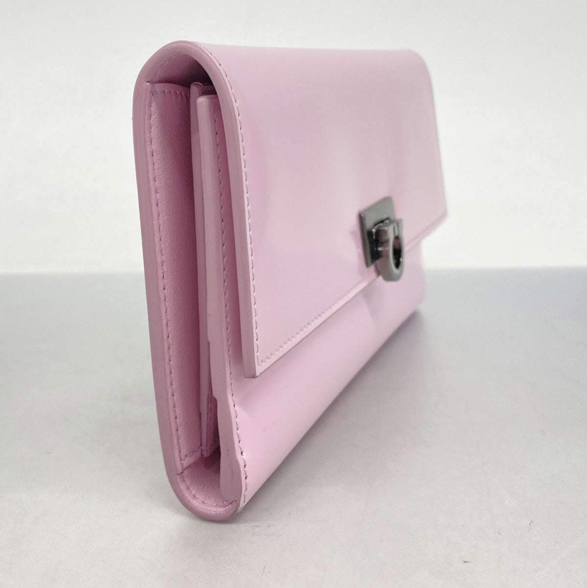 ★SALE【5mb1941-h】サルヴァトーレフェラガモ 三つ折り長財布 ガンチーニ エナメル ピンク【中古】レディース