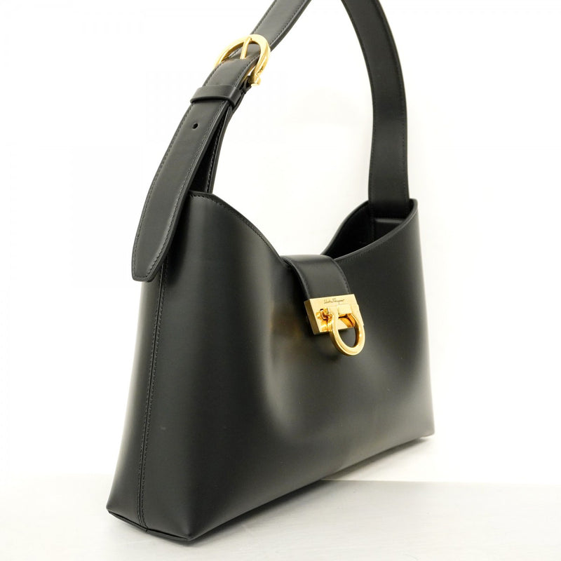 ✨レア美品✨フェラガモ　ショルダーバッグ　ヴァラ　ブラック×ゴールド金具レザー フェラガモヴァラ 黒 ゴールド金具 レディース レザー