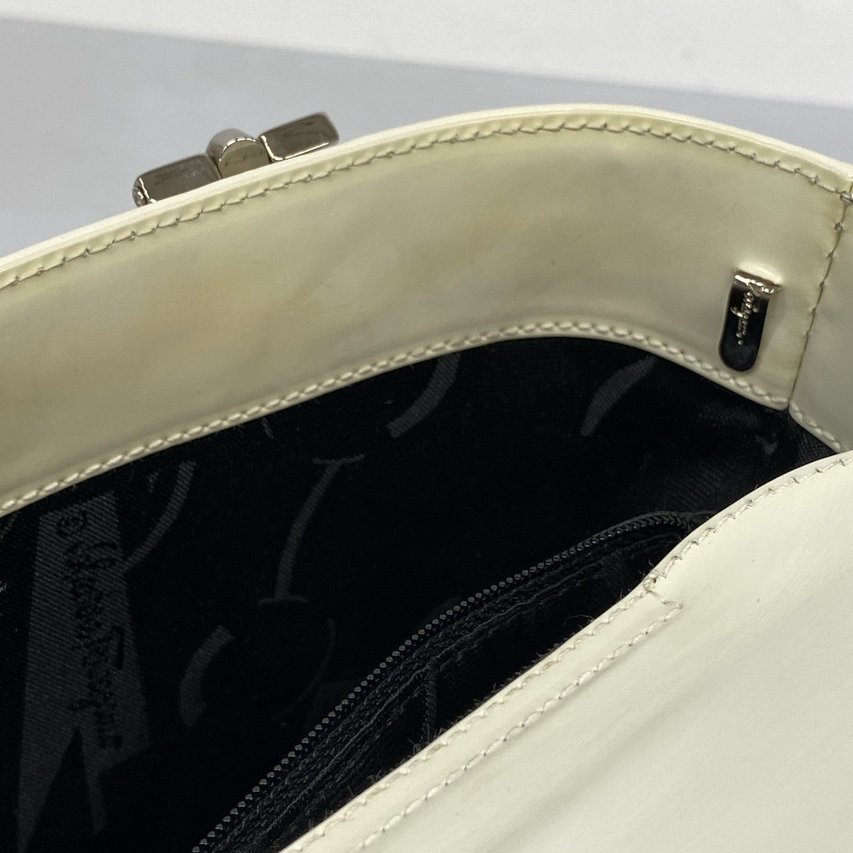 【5me5710】サルヴァトーレフェラガモ ハンドバッグ ガンチーニ レザー ホワイト シルバー金具 2wayバッグ【中古】レディース