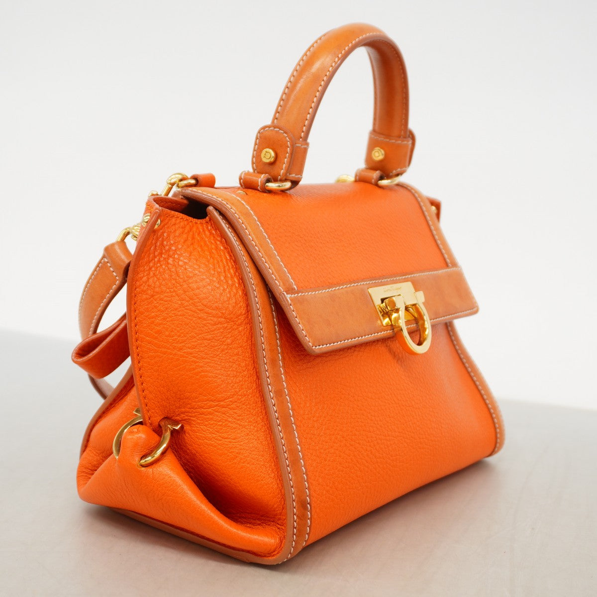 5oe6258】サルヴァトーレフェラガモ ハンドバッグ ガンチーニ レザー