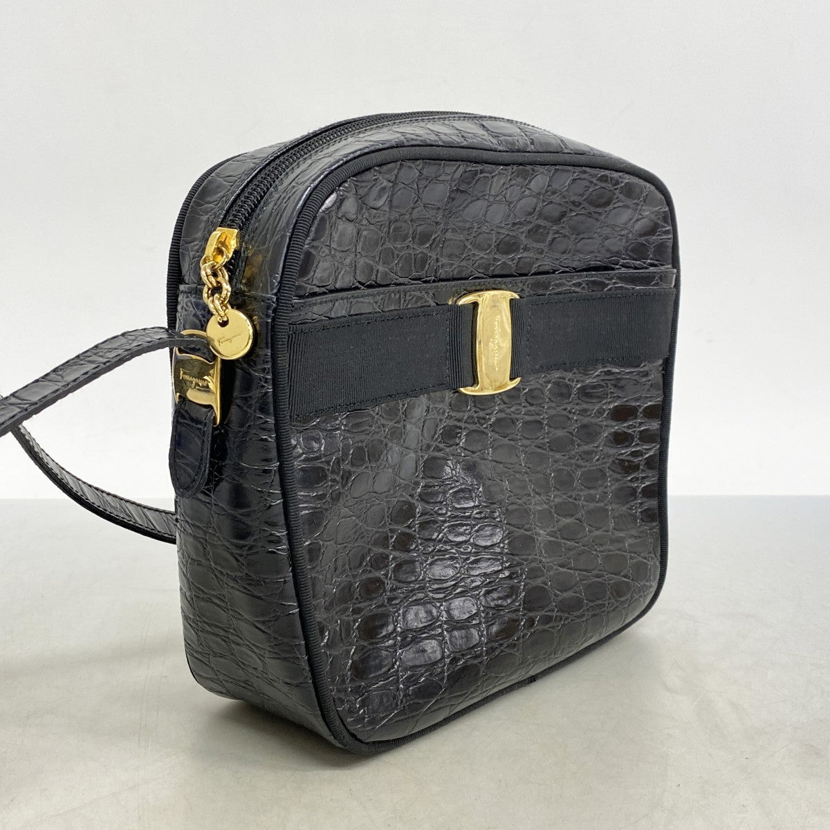 5pa1291】サルヴァトーレフェラガモ ショルダーバッグ ヴァラ レザー