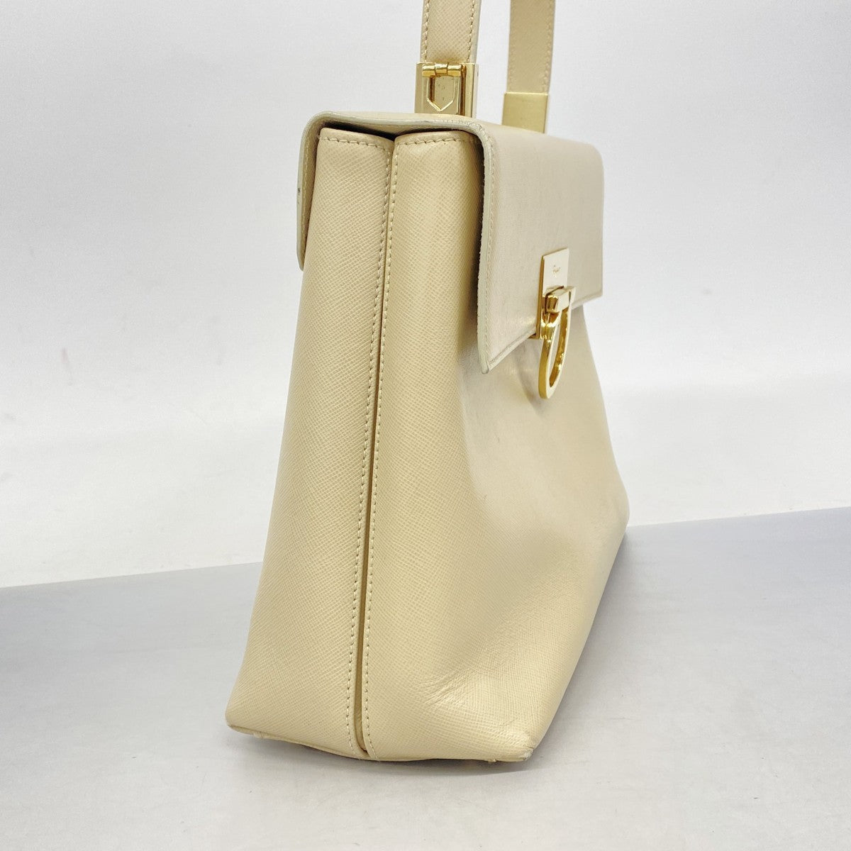 美品✨サルヴァトーレフェラガモ　厚底　レザー　ガンチーニ　クリーム色　4 1/2 5pb2119】サルヴァトーレフェラガモ ハンドバッグ ガンチーニ レザー