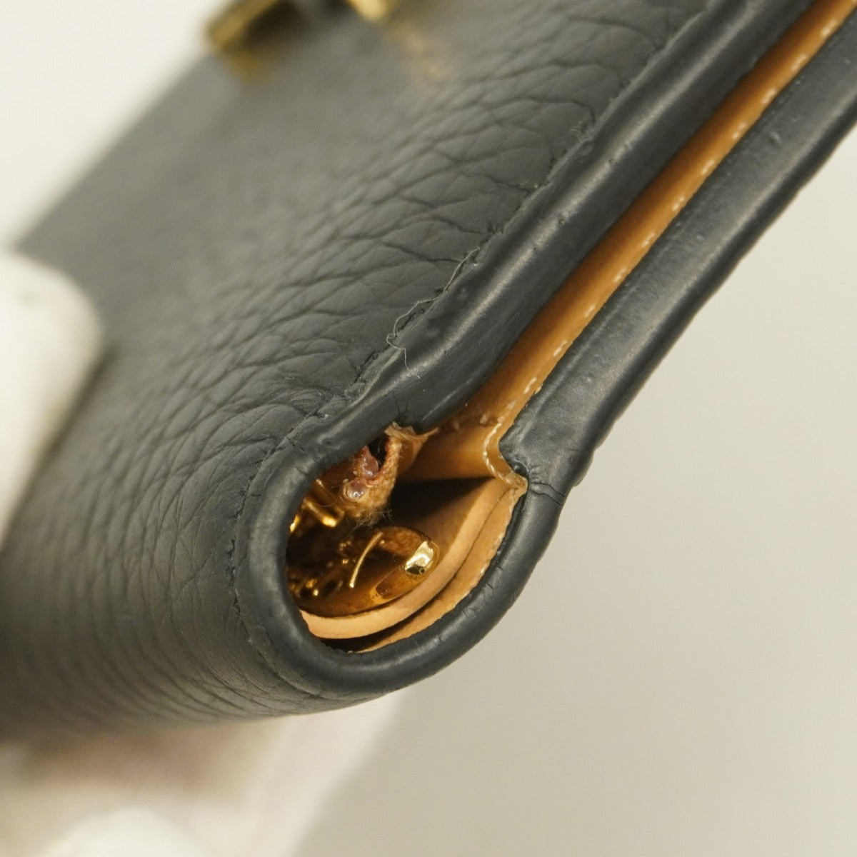 【6ae5622】ルイヴィトン 財布 トリヨン LV ヴェルティカル ウォレット コンパクト M81561 ノワール【中古】レディース