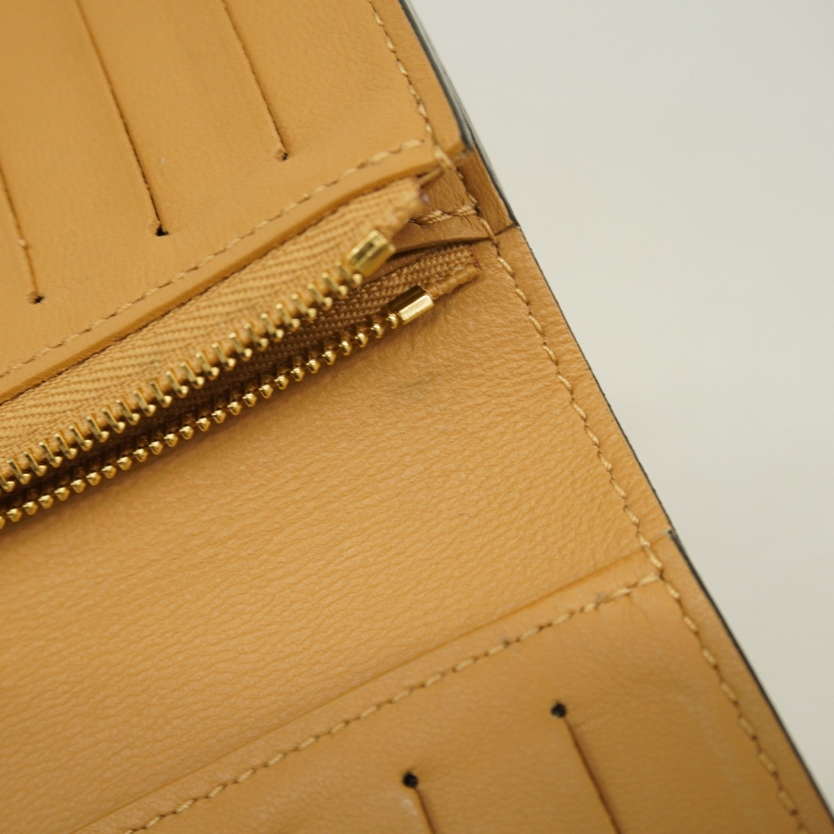 【6ae5622】ルイヴィトン 財布 トリヨン LV ヴェルティカル ウォレット コンパクト M81561 ノワール【中古】レディース