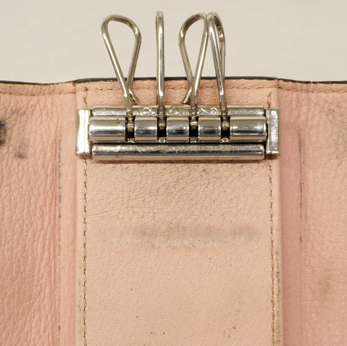 【6cc4047-k】ルイヴィトン キーケース マヒナ ミュルティクレ4 M64056 マグノリア【中古】レディース