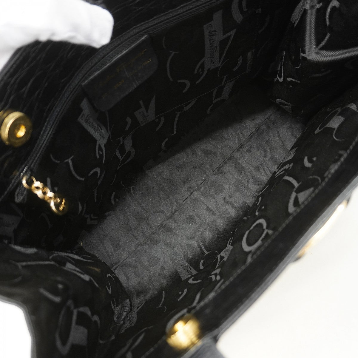 【6ee6138】サルヴァトーレフェラガモ ショルダーバッグ ヴァラ レザー ブラック ゴールド金具【中古】レディース