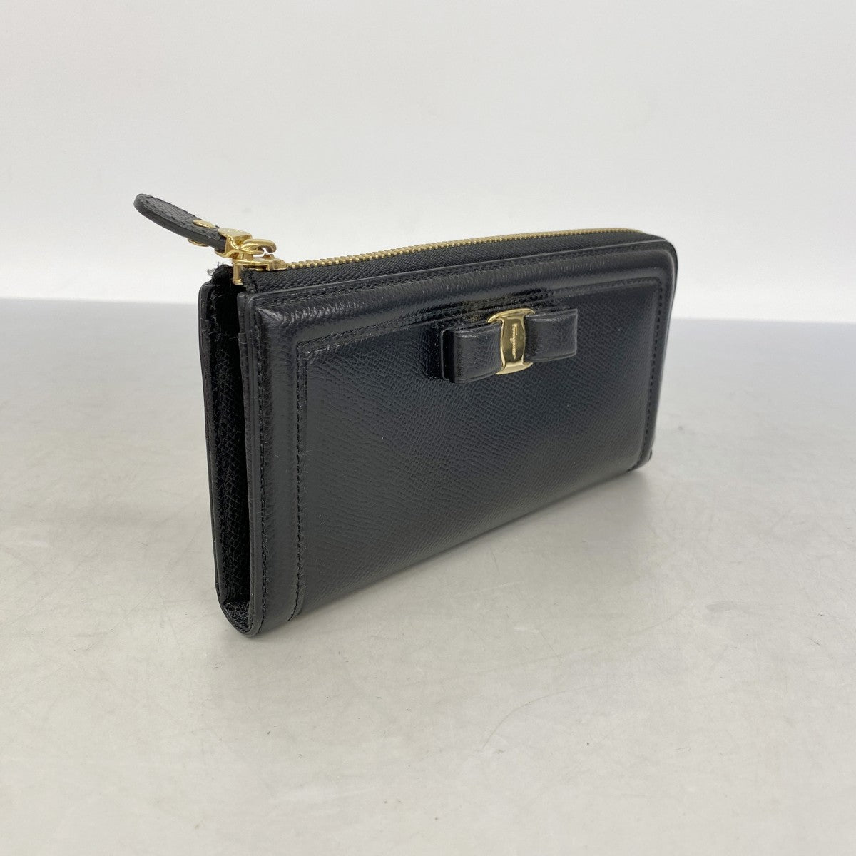 【6ee6367】サルヴァトーレフェラガモ 長財布 ヴァラ レザー ブラック ゴールド金具【中古】レディース