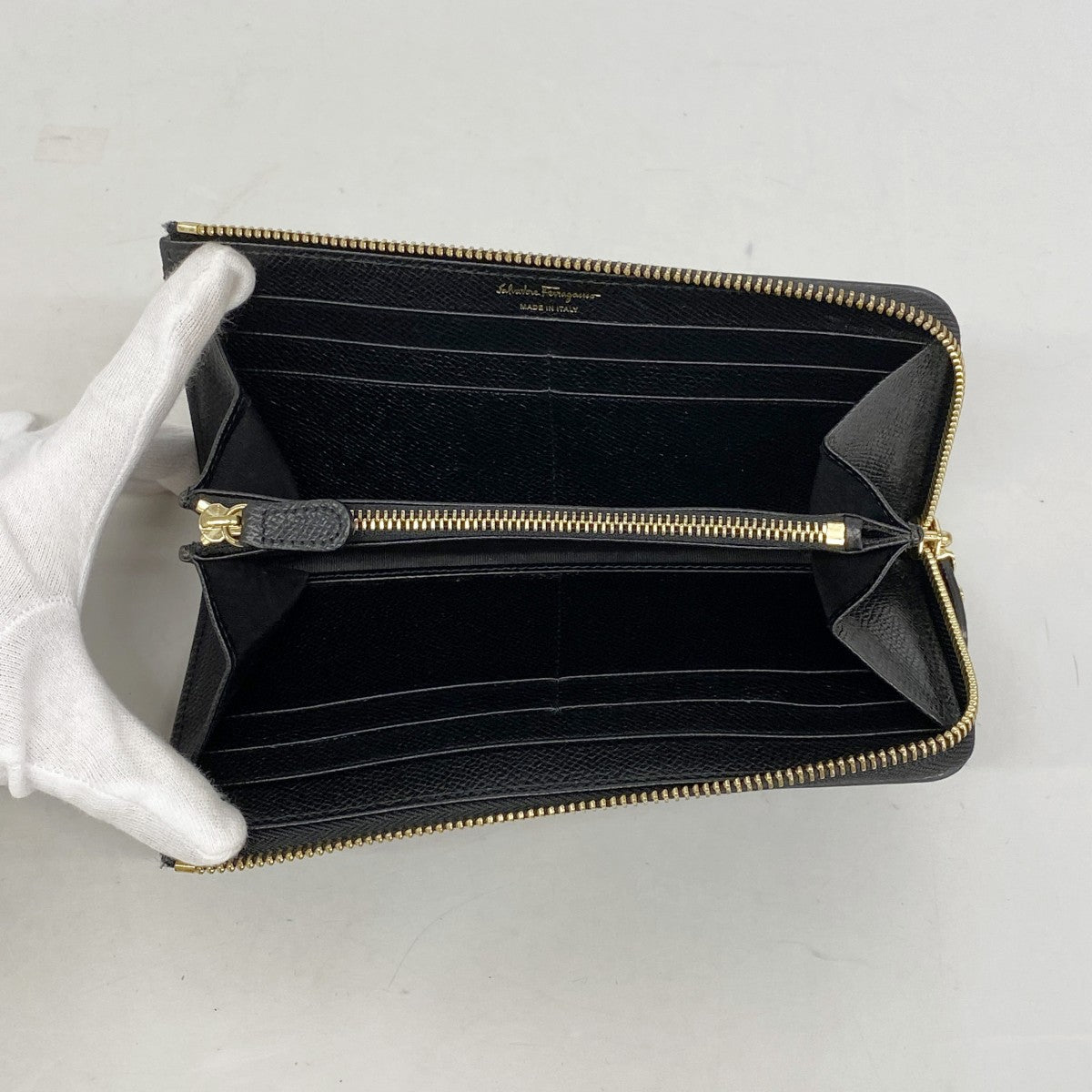 【6ee6367】サルヴァトーレフェラガモ 長財布 ヴァラ レザー ブラック ゴールド金具【中古】レディース