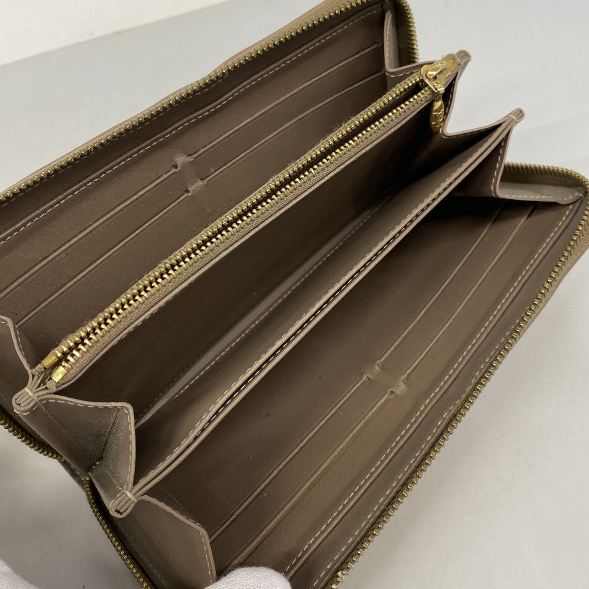 【6fa0287-k】ルイヴィトン 長財布 ヴェルニ ジッピーウォレット M91761 ベージュプードル【中古】レディース