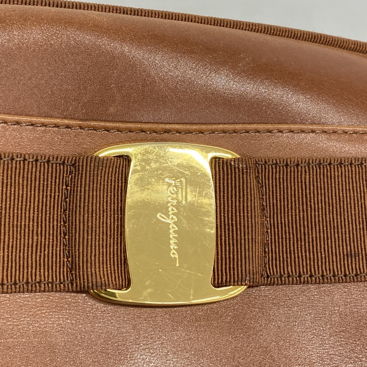 【6fa0434】サルヴァトーレフェラガモ ショルダーバッグ ヴァラ レザー ブラウン ゴールド金具【中古】レディース