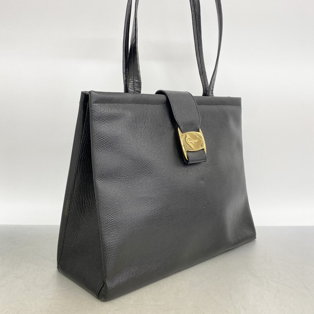 【6fa0843】サルヴァトーレフェラガモ ショルダーバッグ ヴァラ レザー ブラック ゴールド金具【中古】レディース