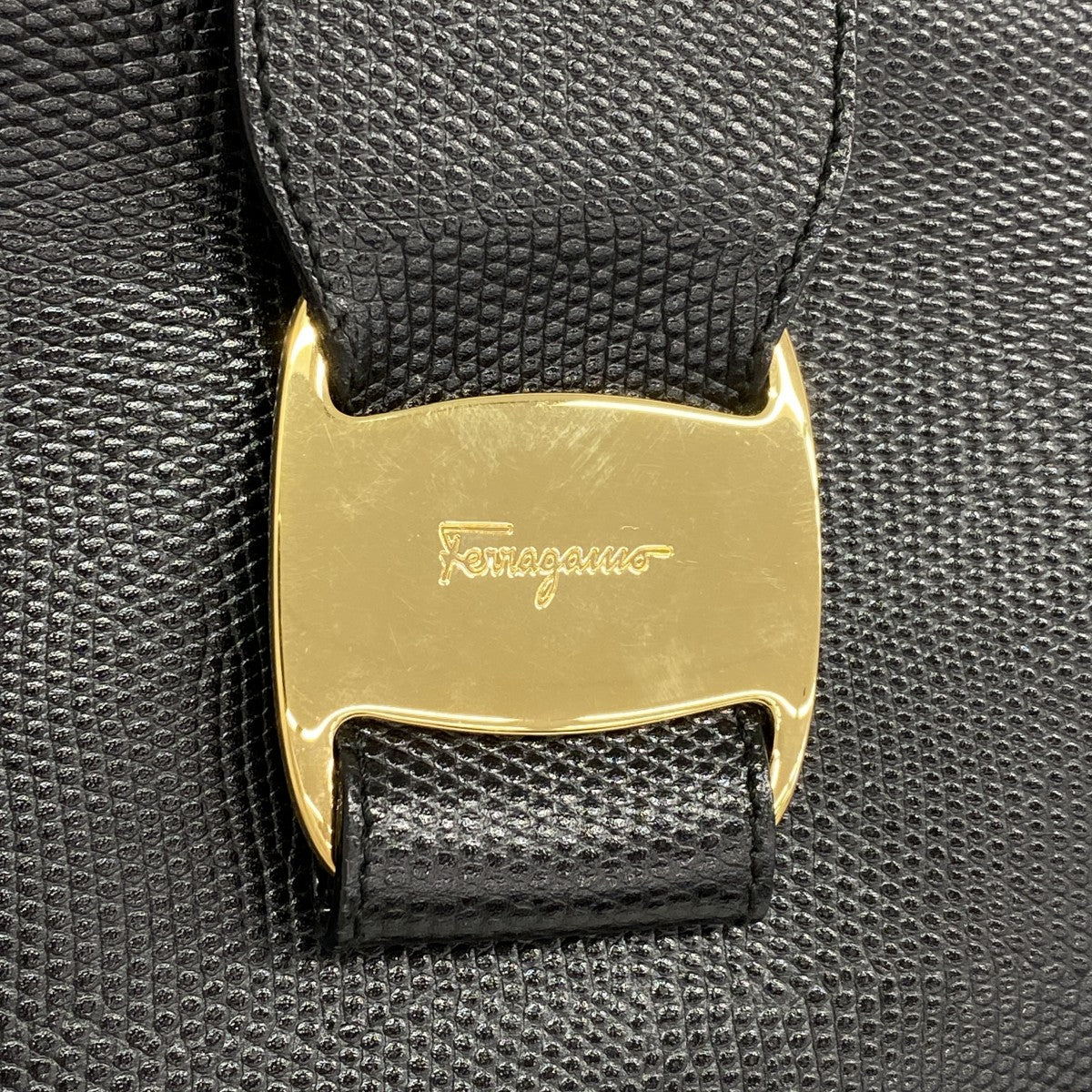 【6fa0843】サルヴァトーレフェラガモ ショルダーバッグ ヴァラ レザー ブラック ゴールド金具【中古】レディース