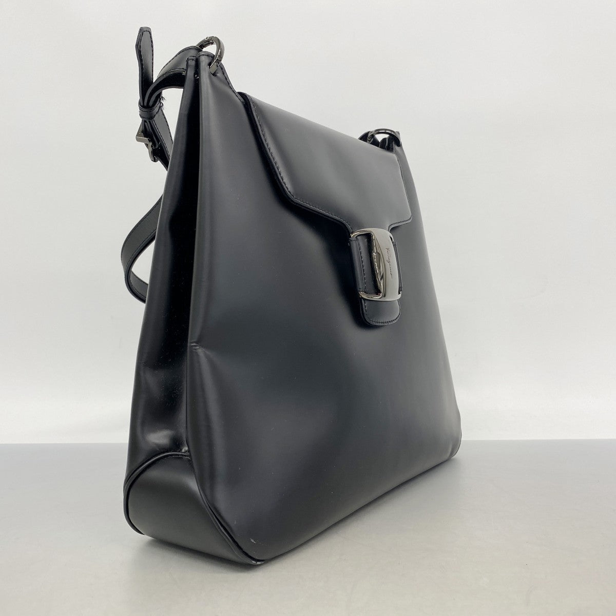 【6fa1041】サルヴァトーレフェラガモ ショルダーバッグ ヴァラ レザー ブラック シルバー金具【中古】レディース