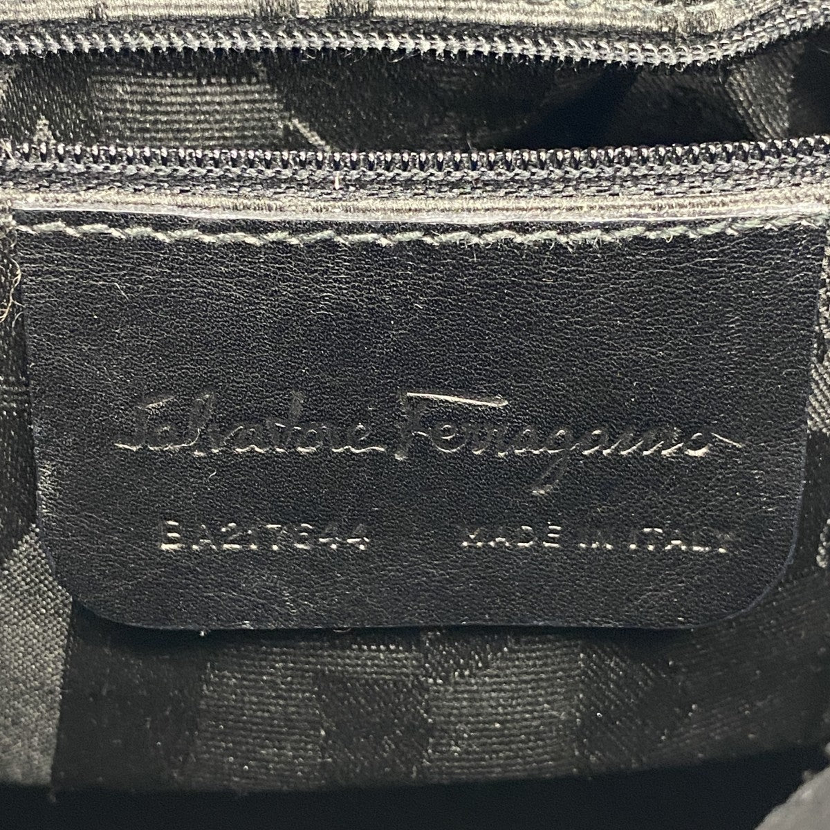 【6fa1041】サルヴァトーレフェラガモ ショルダーバッグ ヴァラ レザー ブラック シルバー金具【中古】レディース