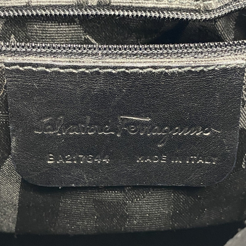 【6fa1041】サルヴァトーレフェラガモ ショルダーバッグ ヴァラ レザー ブラック シルバー金具【中古】レディース